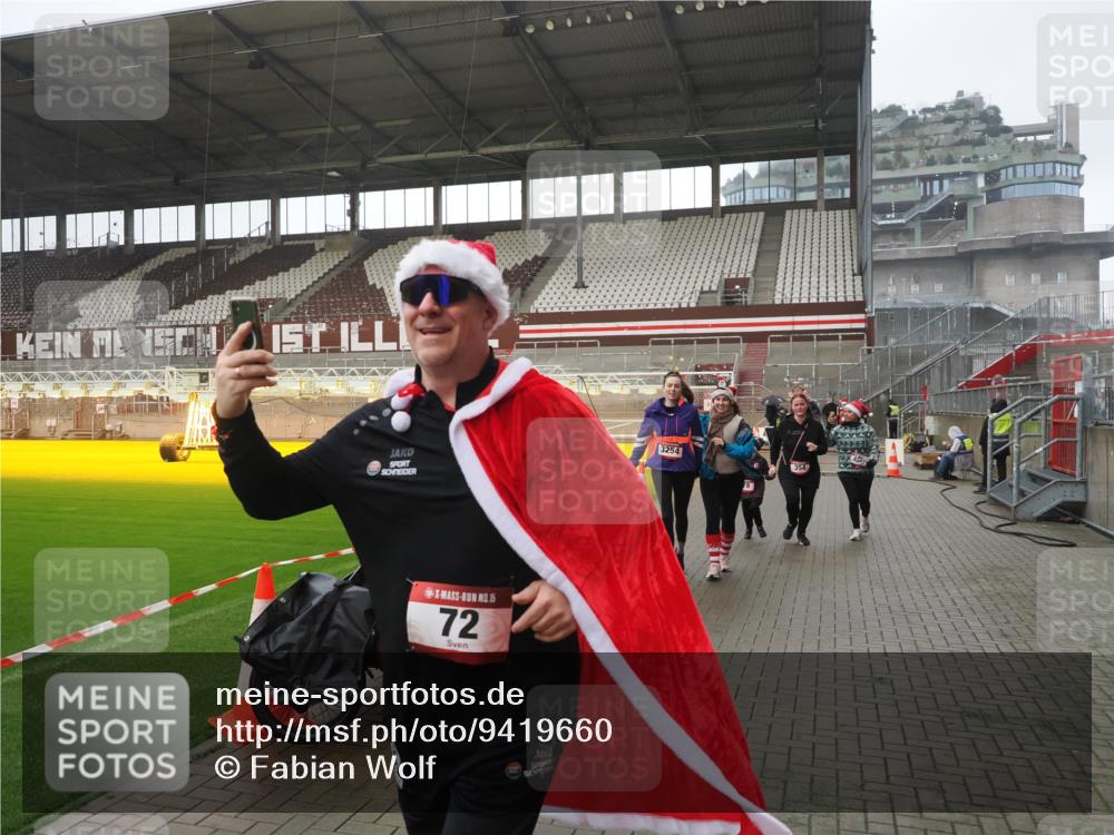 07.12.2025 - St. Pauli X-Mass-Run No. 15 Fabian Wolf http://msf.ph/oto/9419660 07.12.2025 11:33:37 Ziel 56, 62, 72, 73, 85, 94, 103, 110, 142, 181, 260, 340, 349, 354, 378, 1361, 3253, 3254, 4649 meine-sportfotos.de