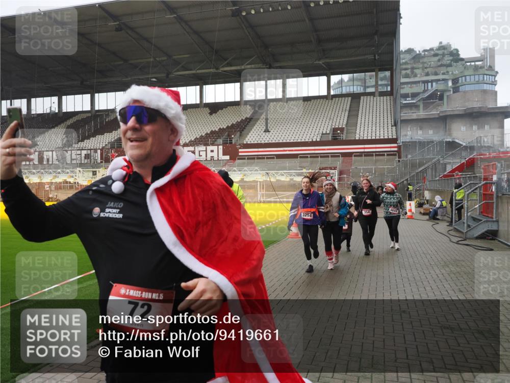 07.12.2025 - St. Pauli X-Mass-Run No. 15 Fabian Wolf http://msf.ph/oto/9419661 07.12.2025 11:33:38 Ziel 56, 62, 72, 73, 85, 94, 103, 110, 142, 181, 260, 340, 349, 354, 378, 1361, 3253, 3254, 4649 meine-sportfotos.de