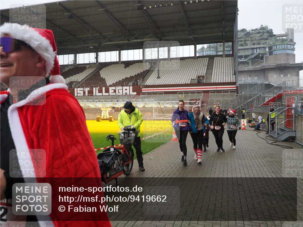 07.12.2025 - St. Pauli X-Mass-Run No. 15 Fabian Wolf http://msf.ph/oto/9419662 07.12.2025 11:33:38 Ziel 56, 62, 72, 73, 85, 94, 103, 110, 142, 181, 260, 340, 349, 354, 378, 1361, 3253, 3254, 4649 meine-sportfotos.de