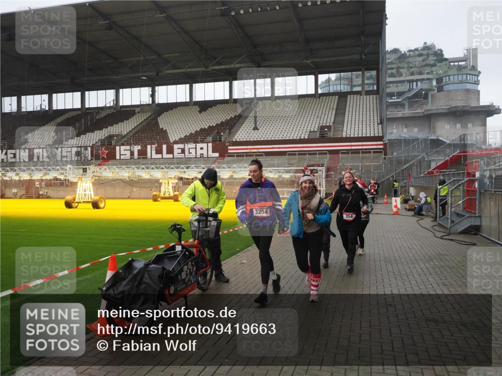 07.12.2025 - St. Pauli X-Mass-Run No. 15 Fabian Wolf http://msf.ph/oto/9419663 07.12.2025 11:33:39 Ziel 56, 62, 72, 73, 85, 94, 103, 110, 142, 181, 229, 239, 260, 340, 349, 354, 378, 1361, 3253, 3254, 4649 meine-sportfotos.de