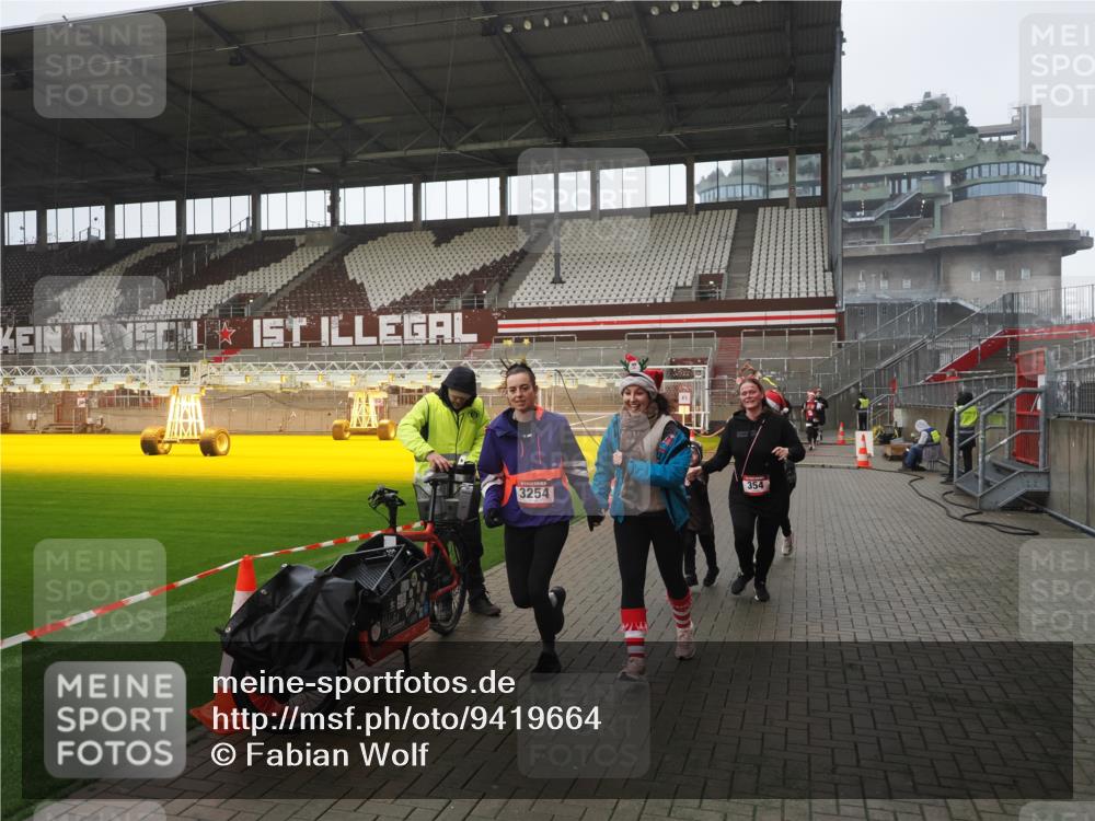 07.12.2025 - St. Pauli X-Mass-Run No. 15 Fabian Wolf http://msf.ph/oto/9419664 07.12.2025 11:33:39 Ziel 56, 62, 72, 73, 85, 94, 103, 110, 142, 181, 229, 239, 260, 340, 349, 354, 378, 1361, 3253, 3254, 4649 meine-sportfotos.de