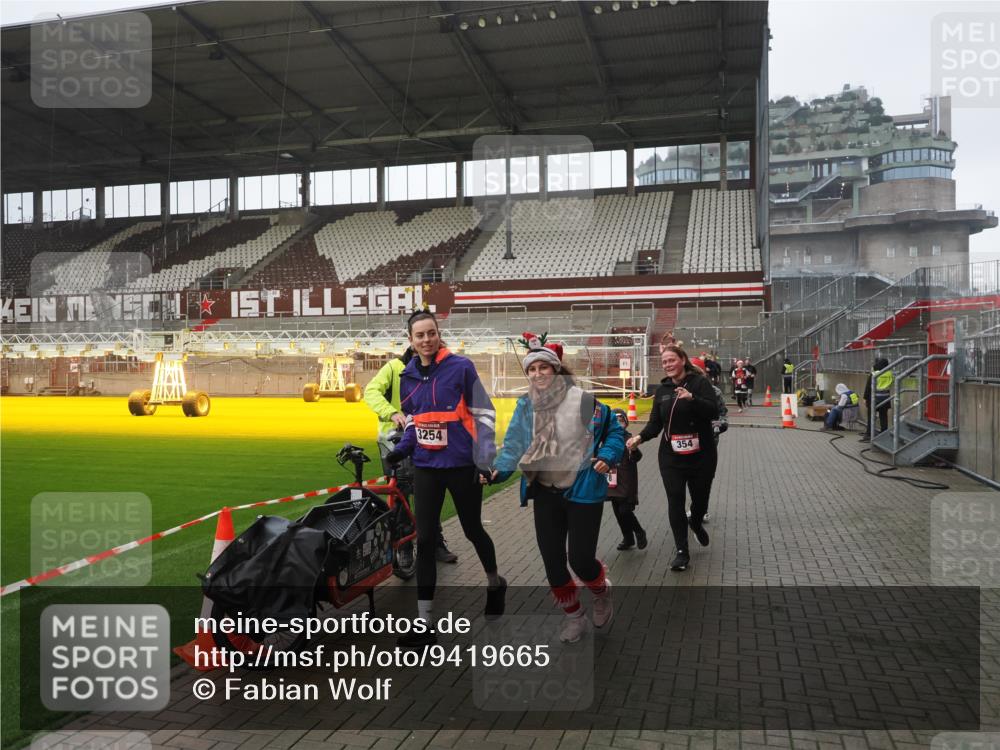 07.12.2025 - St. Pauli X-Mass-Run No. 15 Fabian Wolf http://msf.ph/oto/9419665 07.12.2025 11:33:39 Ziel 56, 62, 72, 73, 85, 94, 103, 110, 142, 181, 229, 239, 260, 340, 349, 354, 378, 1361, 3253, 3254, 4649 meine-sportfotos.de