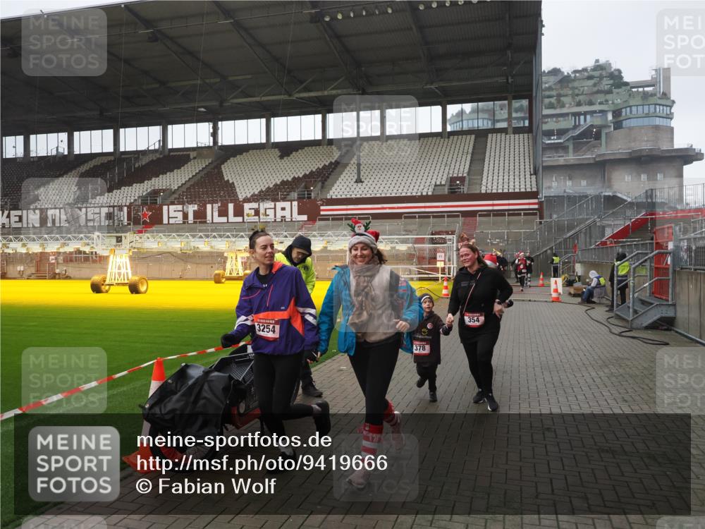 07.12.2025 - St. Pauli X-Mass-Run No. 15 Fabian Wolf http://msf.ph/oto/9419666 07.12.2025 11:33:39 Ziel 56, 62, 72, 73, 85, 94, 103, 110, 142, 181, 229, 239, 260, 340, 349, 354, 378, 1361, 3253, 3254, 4649 meine-sportfotos.de