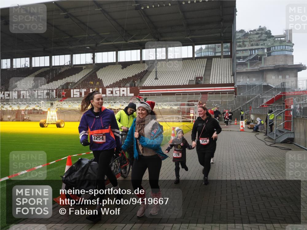 07.12.2025 - St. Pauli X-Mass-Run No. 15 Fabian Wolf http://msf.ph/oto/9419667 07.12.2025 11:33:39 Ziel 56, 62, 72, 73, 85, 94, 103, 110, 142, 181, 229, 239, 260, 340, 349, 354, 378, 1361, 3253, 3254, 4649 meine-sportfotos.de