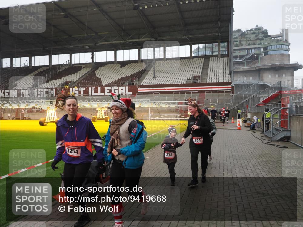 07.12.2025 - St. Pauli X-Mass-Run No. 15 Fabian Wolf http://msf.ph/oto/9419668 07.12.2025 11:33:40 Ziel 56, 62, 72, 73, 85, 94, 103, 110, 142, 181, 229, 239, 260, 340, 349, 354, 378, 1361, 3253, 3254, 4649 meine-sportfotos.de