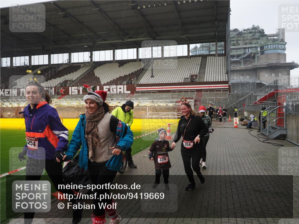 07.12.2025 - St. Pauli X-Mass-Run No. 15 Fabian Wolf http://msf.ph/oto/9419669 07.12.2025 11:33:40 Ziel 56, 62, 72, 73, 85, 94, 103, 110, 142, 181, 229, 239, 260, 340, 349, 354, 378, 1361, 3253, 3254, 4649 meine-sportfotos.de