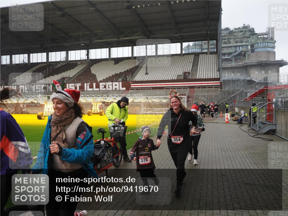 07.12.2025 - St. Pauli X-Mass-Run No. 15 Fabian Wolf http://msf.ph/oto/9419670 07.12.2025 11:33:40 Ziel 56, 62, 72, 73, 85, 94, 103, 110, 142, 181, 229, 239, 260, 340, 349, 354, 378, 1361, 3253, 3254, 4649 meine-sportfotos.de