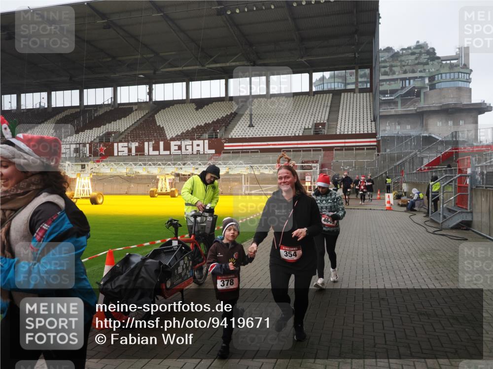 07.12.2025 - St. Pauli X-Mass-Run No. 15 Fabian Wolf http://msf.ph/oto/9419671 07.12.2025 11:33:40 Ziel 56, 62, 72, 73, 85, 94, 103, 110, 142, 181, 229, 239, 260, 340, 349, 354, 378, 1361, 3253, 3254, 4649 meine-sportfotos.de