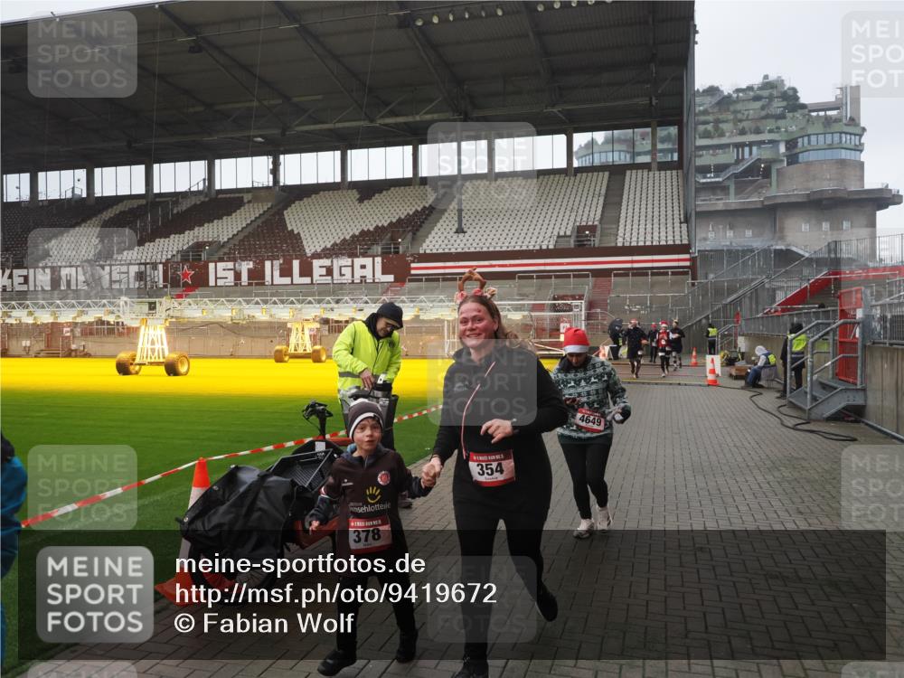 07.12.2025 - St. Pauli X-Mass-Run No. 15 Fabian Wolf http://msf.ph/oto/9419672 07.12.2025 11:33:40 Ziel 56, 62, 72, 73, 85, 94, 103, 110, 142, 181, 229, 239, 260, 340, 349, 354, 378, 1361, 3253, 3254, 4649 meine-sportfotos.de