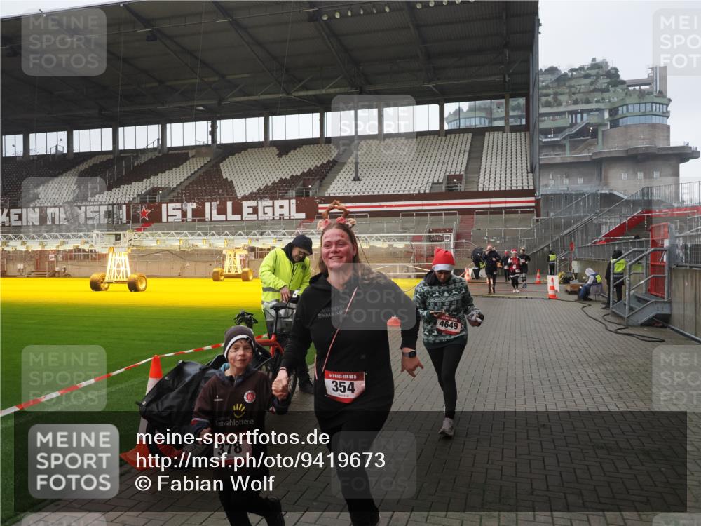 07.12.2025 - St. Pauli X-Mass-Run No. 15 Fabian Wolf http://msf.ph/oto/9419673 07.12.2025 11:33:41 Ziel 56, 62, 72, 73, 85, 94, 103, 110, 142, 181, 229, 239, 260, 340, 349, 354, 378, 1361, 3253, 3254, 3737, 4649 meine-sportfotos.de