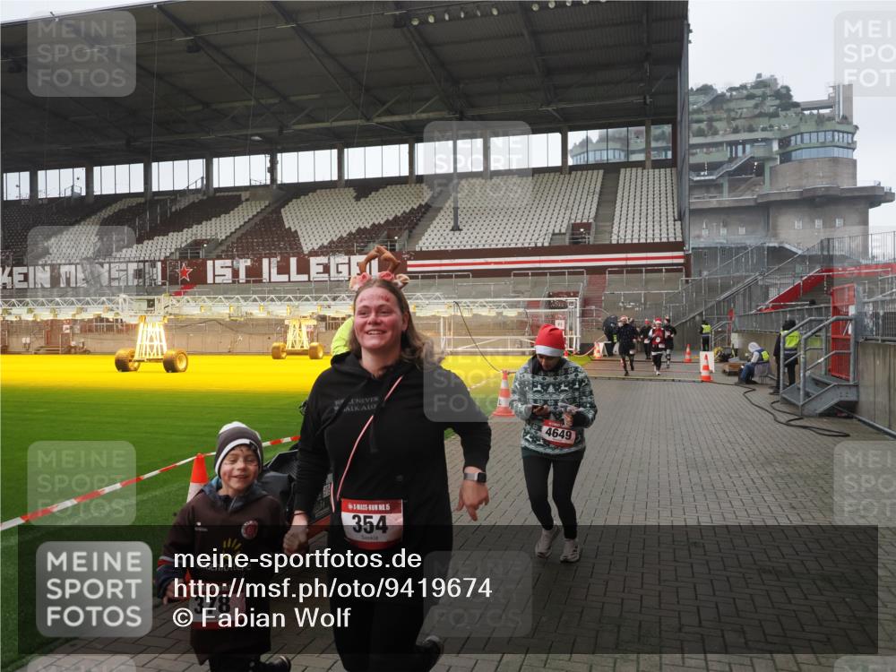 07.12.2025 - St. Pauli X-Mass-Run No. 15 Fabian Wolf http://msf.ph/oto/9419674 07.12.2025 11:33:41 Ziel 56, 62, 72, 73, 85, 94, 103, 110, 142, 181, 229, 239, 260, 340, 349, 354, 378, 1361, 3253, 3254, 3737, 4649 meine-sportfotos.de