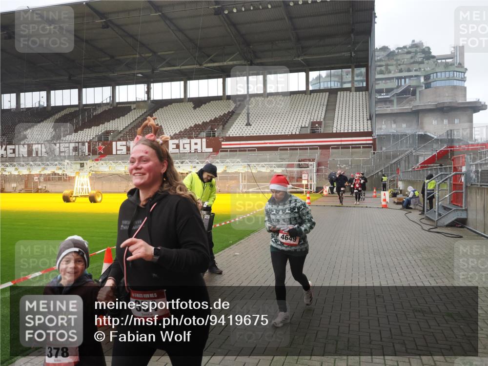 07.12.2025 - St. Pauli X-Mass-Run No. 15 Fabian Wolf http://msf.ph/oto/9419675 07.12.2025 11:33:41 Ziel 56, 62, 72, 73, 85, 94, 103, 110, 142, 181, 229, 239, 260, 340, 349, 354, 378, 1361, 3253, 3254, 3737, 4649 meine-sportfotos.de