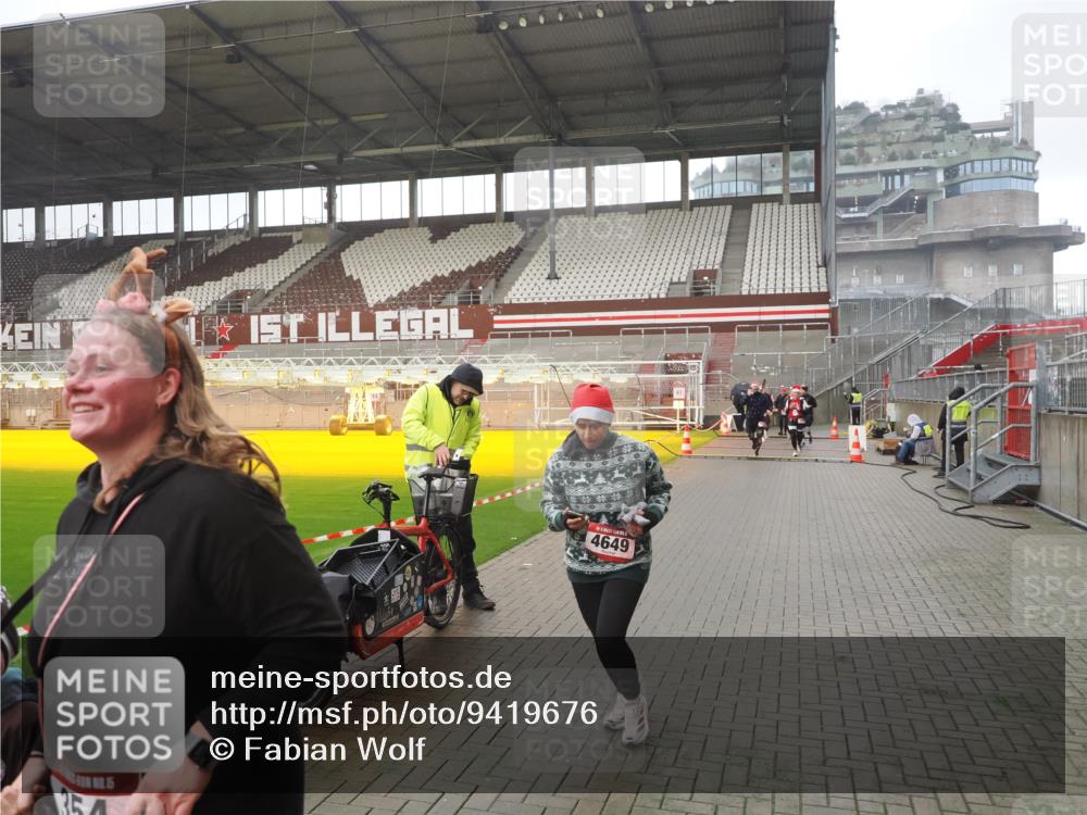 07.12.2025 - St. Pauli X-Mass-Run No. 15 Fabian Wolf http://msf.ph/oto/9419676 07.12.2025 11:33:41 Ziel 56, 62, 72, 73, 85, 94, 103, 110, 142, 181, 229, 239, 260, 340, 349, 354, 378, 1361, 3253, 3254, 3737, 4649 meine-sportfotos.de