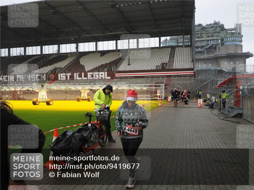 07.12.2025 - St. Pauli X-Mass-Run No. 15 Fabian Wolf http://msf.ph/oto/9419677 07.12.2025 11:33:41 Ziel 56, 62, 72, 73, 85, 94, 103, 110, 142, 181, 229, 239, 260, 340, 349, 354, 378, 1361, 3253, 3254, 3737, 4649 meine-sportfotos.de