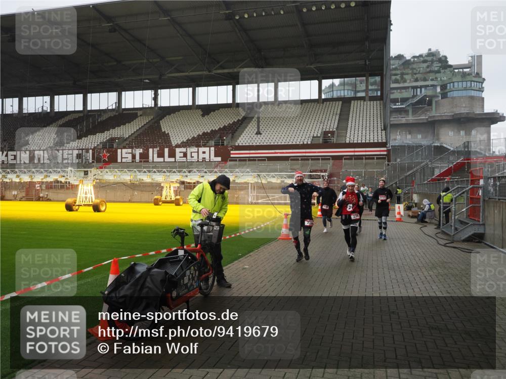 07.12.2025 - St. Pauli X-Mass-Run No. 15 Fabian Wolf http://msf.ph/oto/9419679 07.12.2025 11:33:47 Ziel 229, 239, 354, 378, 2056, 2219, 3253, 3601, 3737, 3740, 4649 meine-sportfotos.de