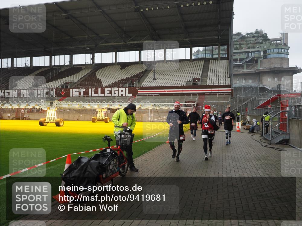 07.12.2025 - St. Pauli X-Mass-Run No. 15 Fabian Wolf http://msf.ph/oto/9419681 07.12.2025 11:33:48 Ziel 229, 239, 354, 378, 2056, 2219, 3253, 3601, 3737, 3740, 4649 meine-sportfotos.de