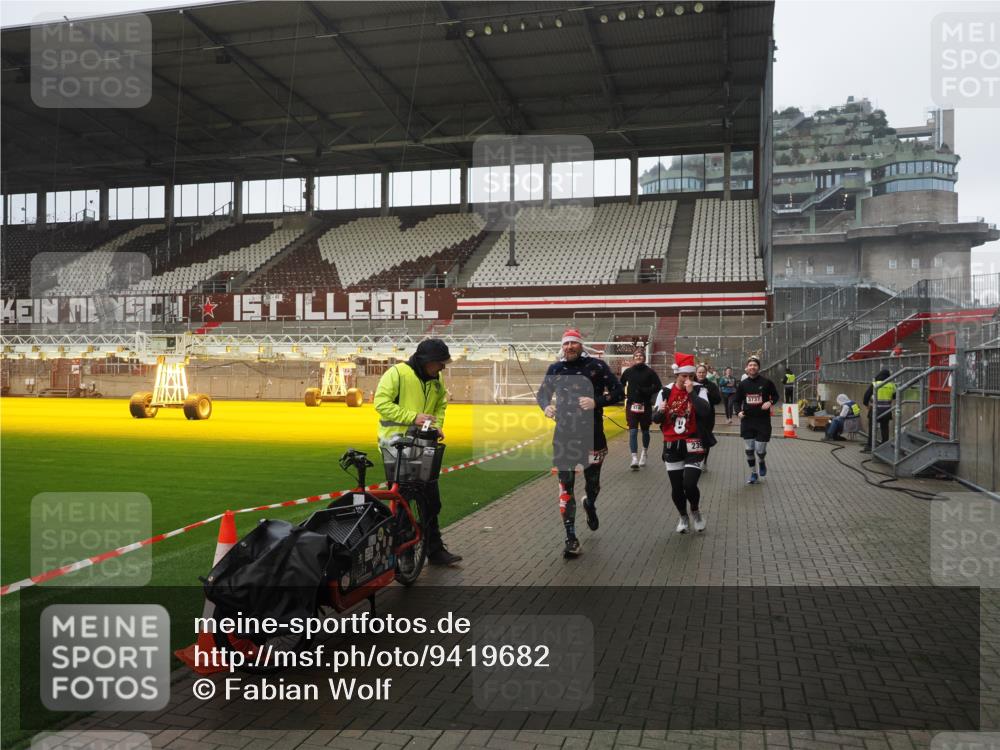 07.12.2025 - St. Pauli X-Mass-Run No. 15 Fabian Wolf http://msf.ph/oto/9419682 07.12.2025 11:33:48 Ziel 229, 239, 354, 378, 2056, 2219, 3253, 3601, 3737, 3740, 4649 meine-sportfotos.de