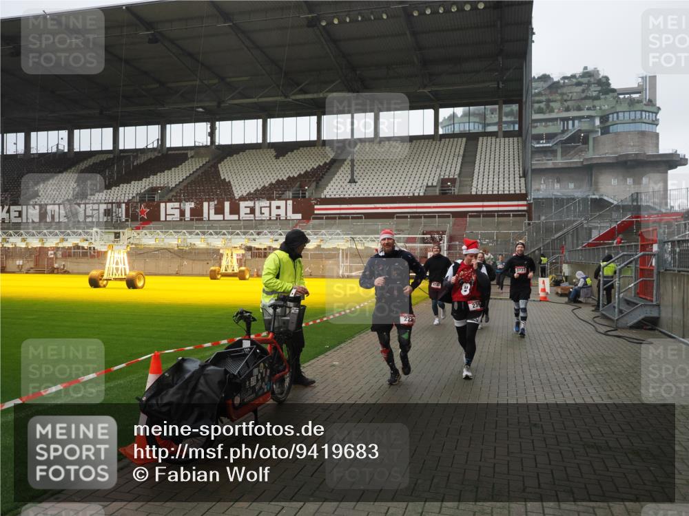 07.12.2025 - St. Pauli X-Mass-Run No. 15 Fabian Wolf http://msf.ph/oto/9419683 07.12.2025 11:33:48 Ziel 229, 239, 354, 378, 2056, 2219, 3253, 3601, 3737, 3740, 4649 meine-sportfotos.de