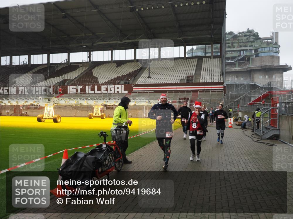 07.12.2025 - St. Pauli X-Mass-Run No. 15 Fabian Wolf http://msf.ph/oto/9419684 07.12.2025 11:33:48 Ziel 229, 239, 354, 378, 2056, 2219, 3253, 3601, 3737, 3740, 4649 meine-sportfotos.de