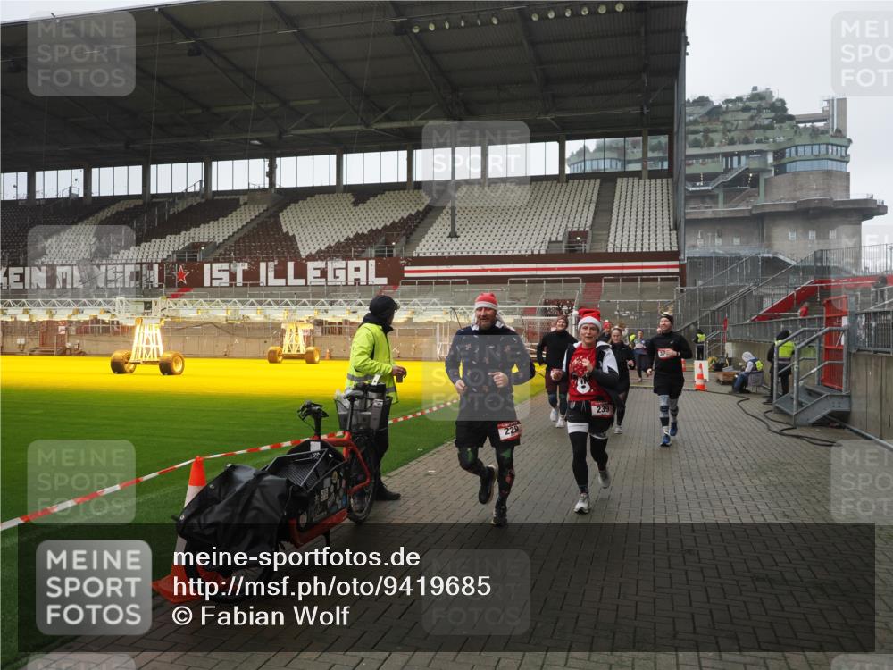 07.12.2025 - St. Pauli X-Mass-Run No. 15 Fabian Wolf http://msf.ph/oto/9419685 07.12.2025 11:33:49 Ziel 229, 239, 354, 378, 2056, 2219, 3601, 3737, 3740, 4649 meine-sportfotos.de
