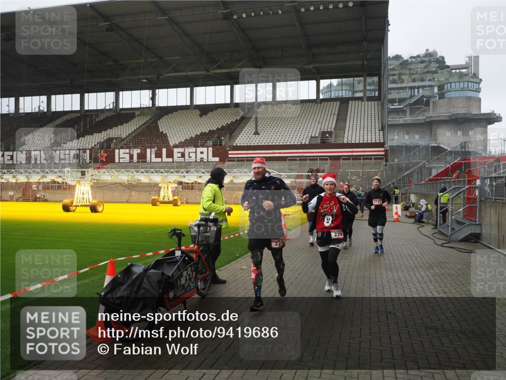 07.12.2025 - St. Pauli X-Mass-Run No. 15 Fabian Wolf http://msf.ph/oto/9419686 07.12.2025 11:33:49 Ziel 229, 239, 354, 378, 2056, 2219, 3601, 3737, 3740, 4649 meine-sportfotos.de
