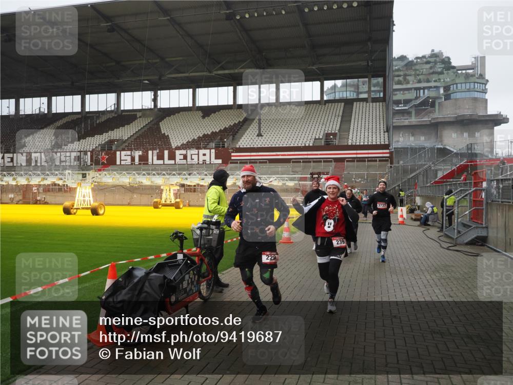 07.12.2025 - St. Pauli X-Mass-Run No. 15 Fabian Wolf http://msf.ph/oto/9419687 07.12.2025 11:33:49 Ziel 229, 239, 354, 378, 2056, 2219, 3601, 3737, 3740, 4649 meine-sportfotos.de