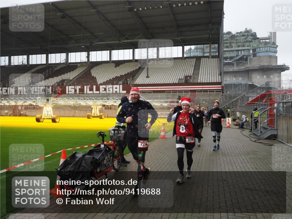 07.12.2025 - St. Pauli X-Mass-Run No. 15 Fabian Wolf http://msf.ph/oto/9419688 07.12.2025 11:33:49 Ziel 229, 239, 354, 378, 2056, 2219, 3601, 3737, 3740, 4649 meine-sportfotos.de