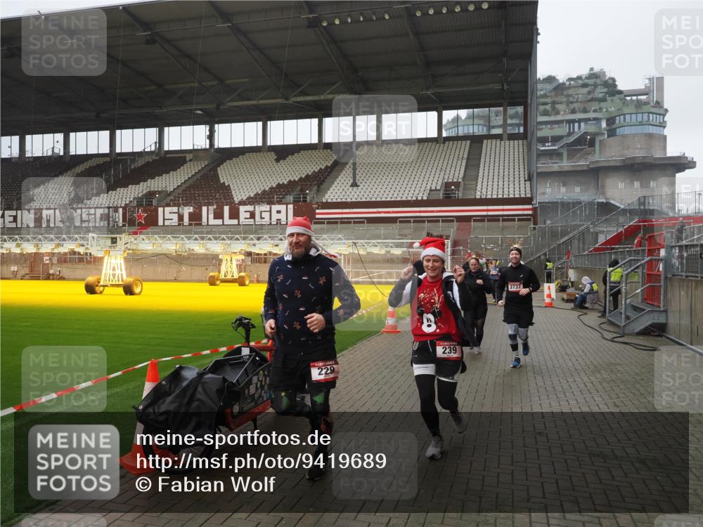 07.12.2025 - St. Pauli X-Mass-Run No. 15 Fabian Wolf http://msf.ph/oto/9419689 07.12.2025 11:33:49 Ziel 229, 239, 354, 378, 2056, 2219, 3601, 3737, 3740, 4649 meine-sportfotos.de