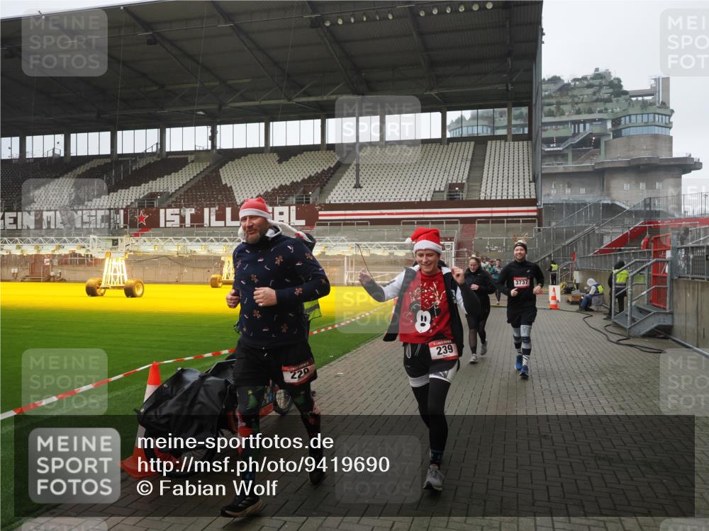07.12.2025 - St. Pauli X-Mass-Run No. 15 Fabian Wolf http://msf.ph/oto/9419690 07.12.2025 11:33:50 Ziel 229, 239, 354, 378, 2056, 2219, 3601, 3737, 3740, 4649, 4844 meine-sportfotos.de