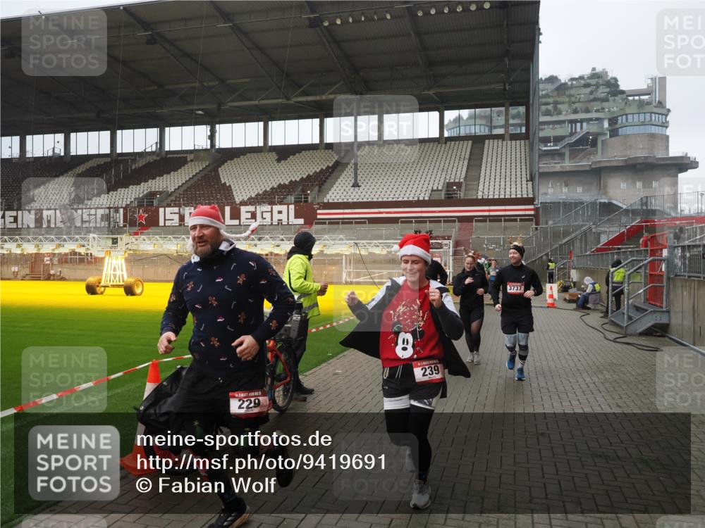 07.12.2025 - St. Pauli X-Mass-Run No. 15 Fabian Wolf http://msf.ph/oto/9419691 07.12.2025 11:33:50 Ziel 229, 239, 354, 378, 2056, 2219, 3601, 3737, 3740, 4649, 4844 meine-sportfotos.de
