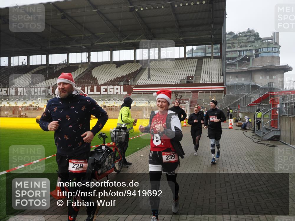 07.12.2025 - St. Pauli X-Mass-Run No. 15 Fabian Wolf http://msf.ph/oto/9419692 07.12.2025 11:33:50 Ziel 229, 239, 354, 378, 2056, 2219, 3601, 3737, 3740, 4649, 4844 meine-sportfotos.de