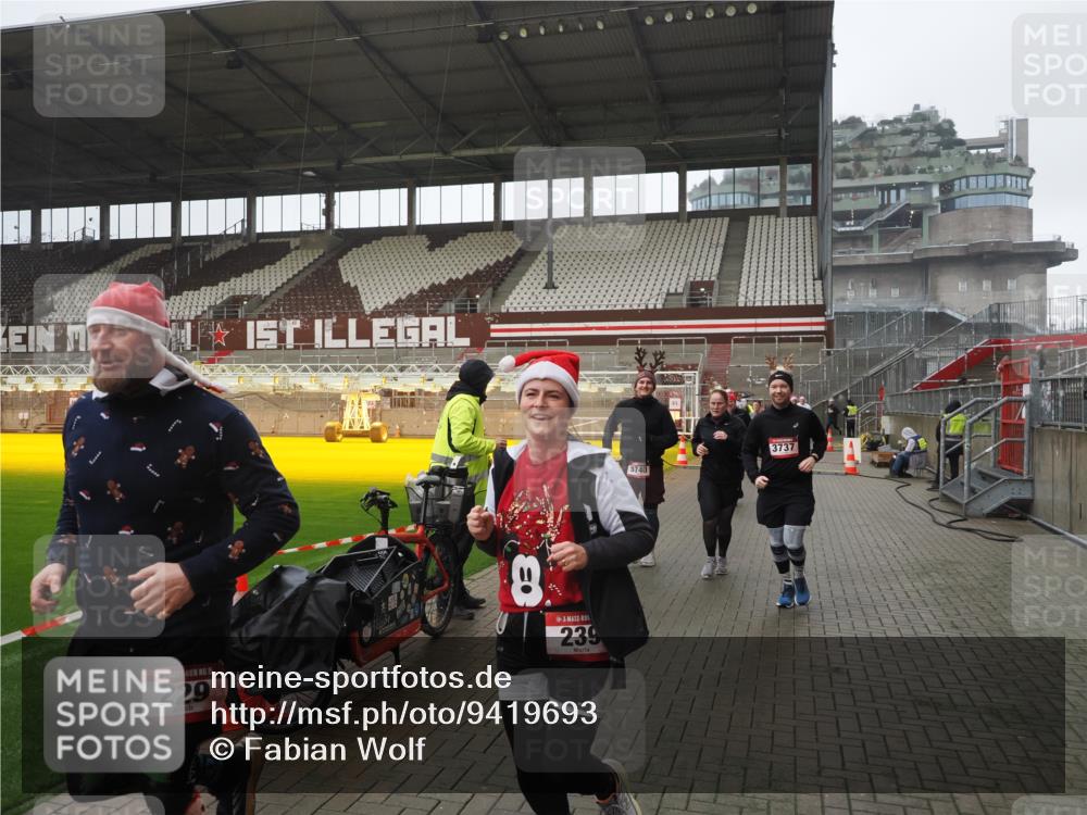 07.12.2025 - St. Pauli X-Mass-Run No. 15 Fabian Wolf http://msf.ph/oto/9419693 07.12.2025 11:33:50 Ziel 229, 239, 354, 378, 2056, 2219, 3601, 3737, 3740, 4649, 4844 meine-sportfotos.de