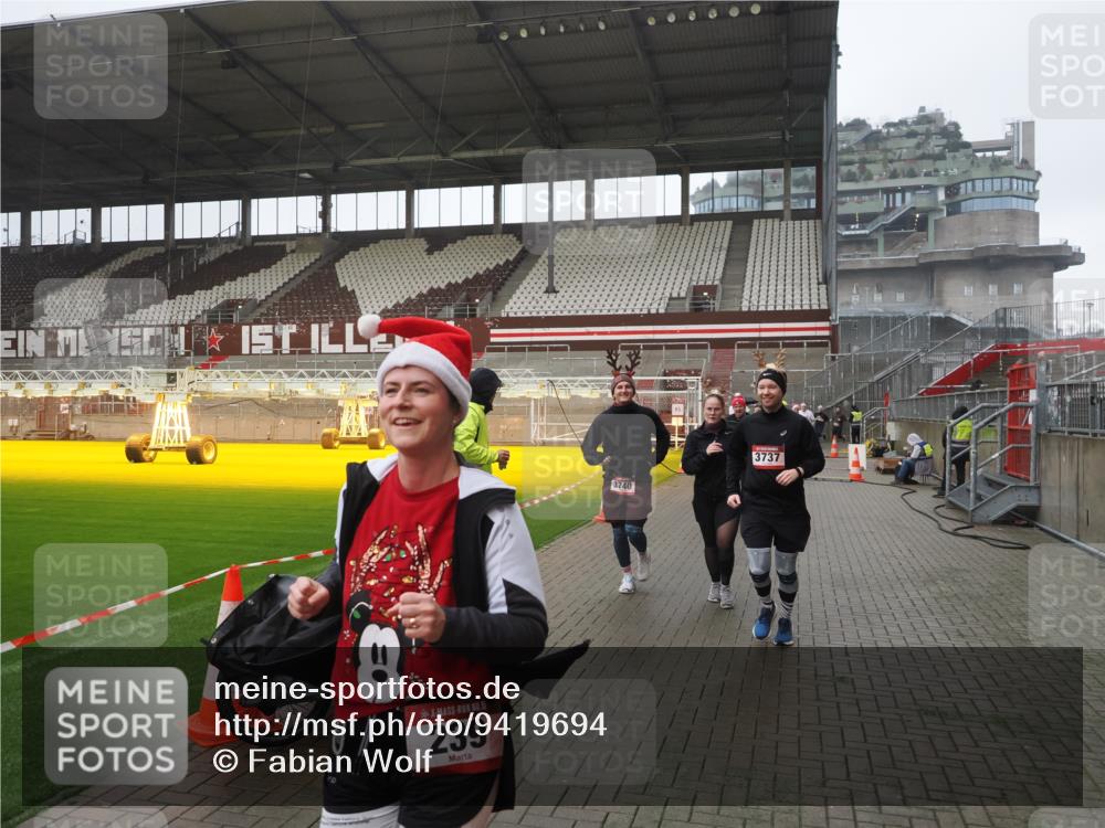 07.12.2025 - St. Pauli X-Mass-Run No. 15 Fabian Wolf http://msf.ph/oto/9419694 07.12.2025 11:33:51 Ziel 229, 239, 354, 378, 2056, 2219, 3601, 3737, 3740, 4844 meine-sportfotos.de