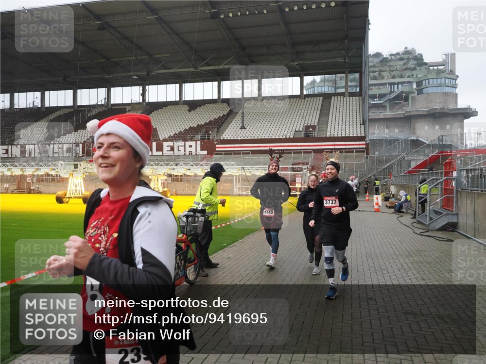 07.12.2025 - St. Pauli X-Mass-Run No. 15 Fabian Wolf http://msf.ph/oto/9419695 07.12.2025 11:33:51 Ziel 229, 239, 354, 378, 2056, 2219, 3601, 3737, 3740, 4844 meine-sportfotos.de