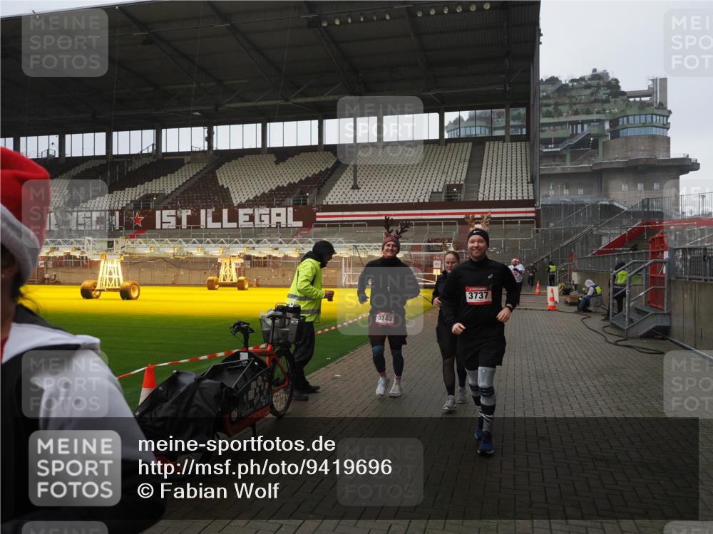 07.12.2025 - St. Pauli X-Mass-Run No. 15 Fabian Wolf http://msf.ph/oto/9419696 07.12.2025 11:33:51 Ziel 229, 239, 354, 378, 2056, 2219, 3601, 3737, 3740, 4844 meine-sportfotos.de