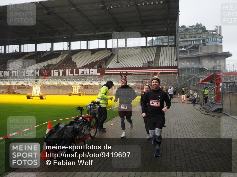 07.12.2025 - St. Pauli X-Mass-Run No. 15 Fabian Wolf http://msf.ph/oto/9419697 07.12.2025 11:33:51 Ziel 229, 239, 354, 378, 2056, 2219, 3601, 3737, 3740, 4844 meine-sportfotos.de
