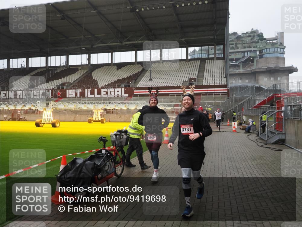 07.12.2025 - St. Pauli X-Mass-Run No. 15 Fabian Wolf http://msf.ph/oto/9419698 07.12.2025 11:33:51 Ziel 229, 239, 354, 378, 2056, 2219, 3601, 3737, 3740, 4844 meine-sportfotos.de