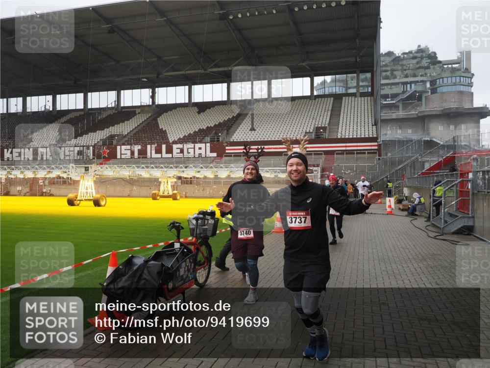 07.12.2025 - St. Pauli X-Mass-Run No. 15 Fabian Wolf http://msf.ph/oto/9419699 07.12.2025 11:33:52 Ziel 229, 239, 2056, 2219, 3601, 3737, 3740, 4844 meine-sportfotos.de