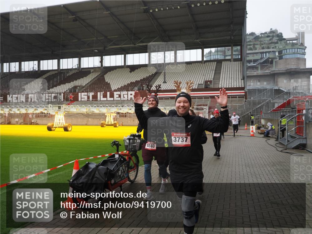 07.12.2025 - St. Pauli X-Mass-Run No. 15 Fabian Wolf http://msf.ph/oto/9419700 07.12.2025 11:33:52 Ziel 229, 239, 2056, 2219, 3601, 3737, 3740, 4844 meine-sportfotos.de