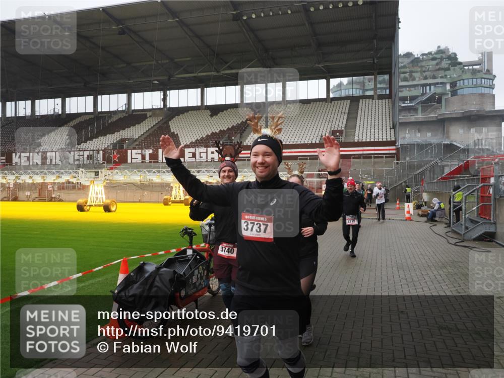 07.12.2025 - St. Pauli X-Mass-Run No. 15 Fabian Wolf http://msf.ph/oto/9419701 07.12.2025 11:33:52 Ziel 229, 239, 2056, 2219, 3601, 3737, 3740, 4844 meine-sportfotos.de