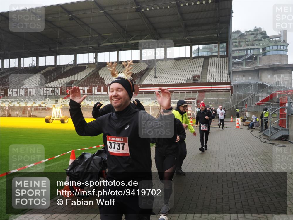 07.12.2025 - St. Pauli X-Mass-Run No. 15 Fabian Wolf http://msf.ph/oto/9419702 07.12.2025 11:33:52 Ziel 229, 239, 2056, 2219, 3601, 3737, 3740, 4844 meine-sportfotos.de
