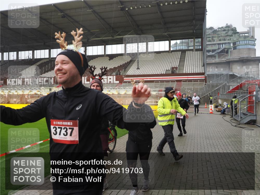07.12.2025 - St. Pauli X-Mass-Run No. 15 Fabian Wolf http://msf.ph/oto/9419703 07.12.2025 11:33:52 Ziel 229, 239, 2056, 2219, 3601, 3737, 3740, 4844 meine-sportfotos.de