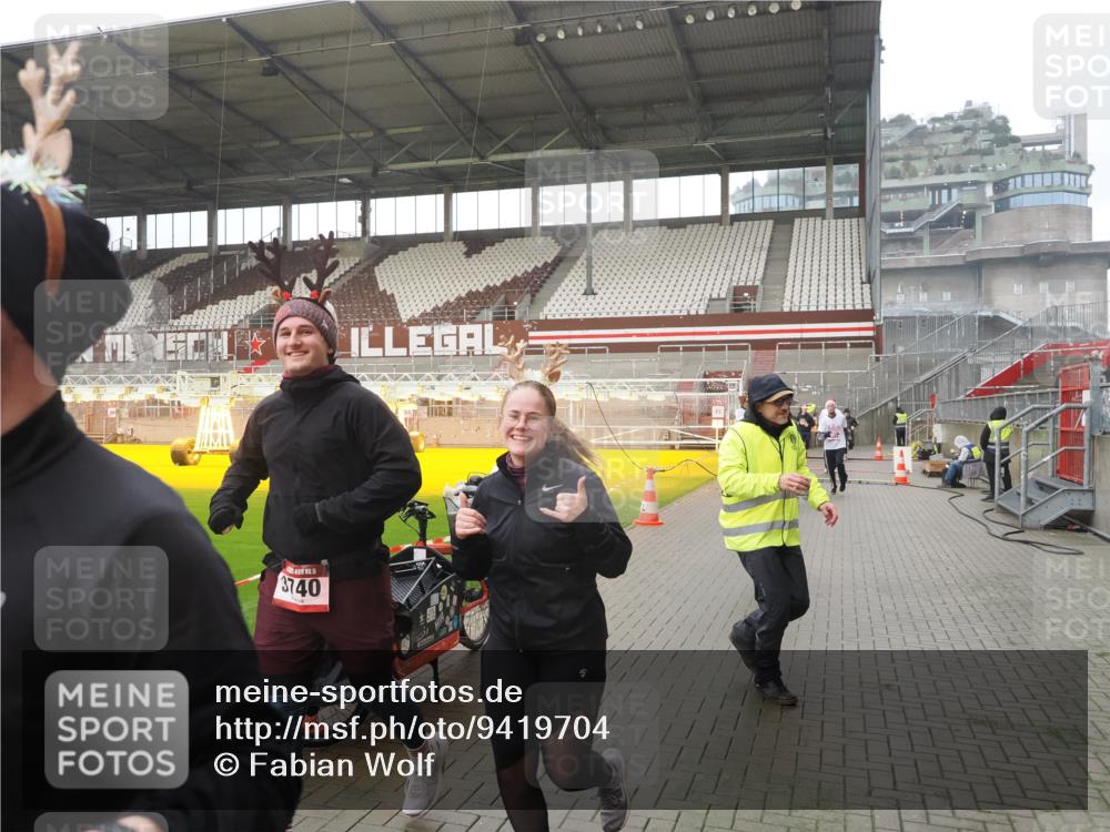 07.12.2025 - St. Pauli X-Mass-Run No. 15 Fabian Wolf http://msf.ph/oto/9419704 07.12.2025 11:33:53 Ziel 229, 239, 2056, 2219, 3601, 3737, 3740, 4844 meine-sportfotos.de