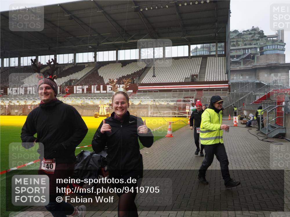 07.12.2025 - St. Pauli X-Mass-Run No. 15 Fabian Wolf http://msf.ph/oto/9419705 07.12.2025 11:33:53 Ziel 229, 239, 2056, 2219, 3601, 3737, 3740, 4844 meine-sportfotos.de