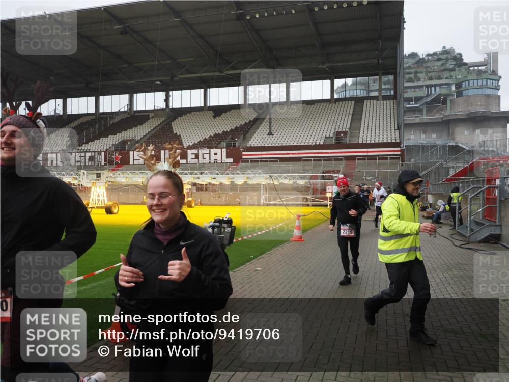 07.12.2025 - St. Pauli X-Mass-Run No. 15 Fabian Wolf http://msf.ph/oto/9419706 07.12.2025 11:33:53 Ziel 229, 239, 2056, 2219, 3601, 3737, 3740, 4844 meine-sportfotos.de