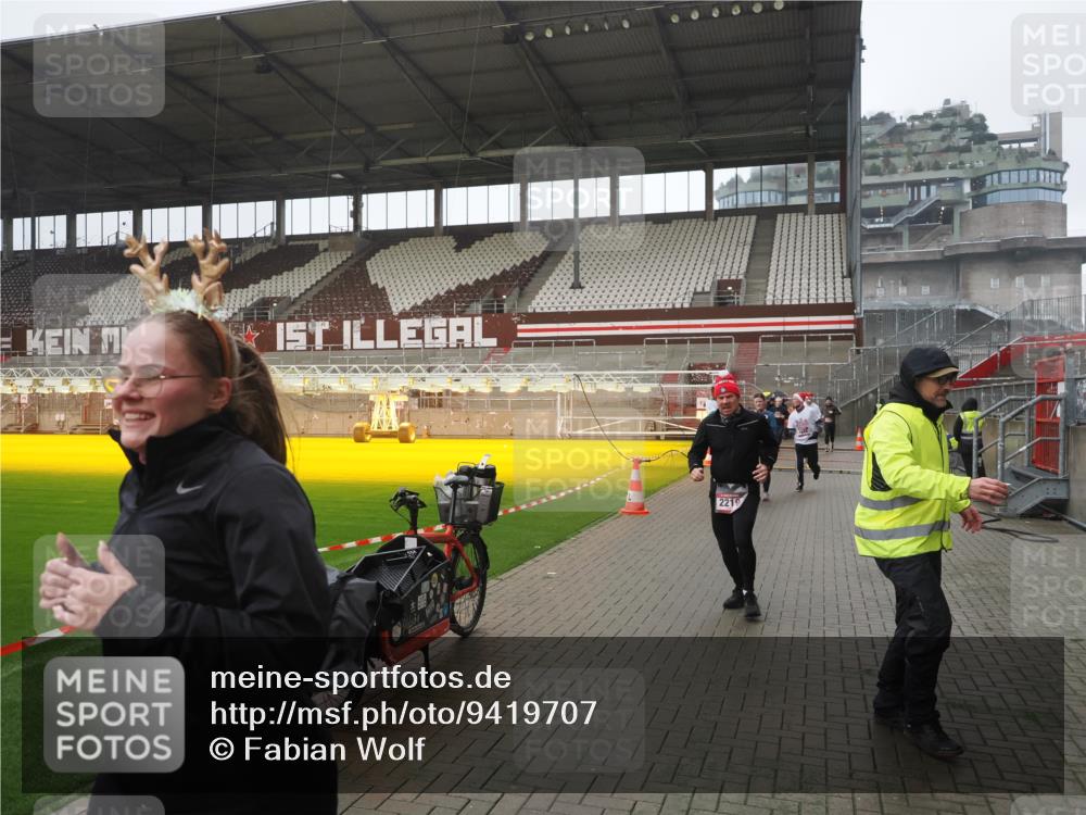 07.12.2025 - St. Pauli X-Mass-Run No. 15 Fabian Wolf http://msf.ph/oto/9419707 07.12.2025 11:33:53 Ziel 229, 239, 2056, 2219, 3601, 3737, 3740, 4844 meine-sportfotos.de