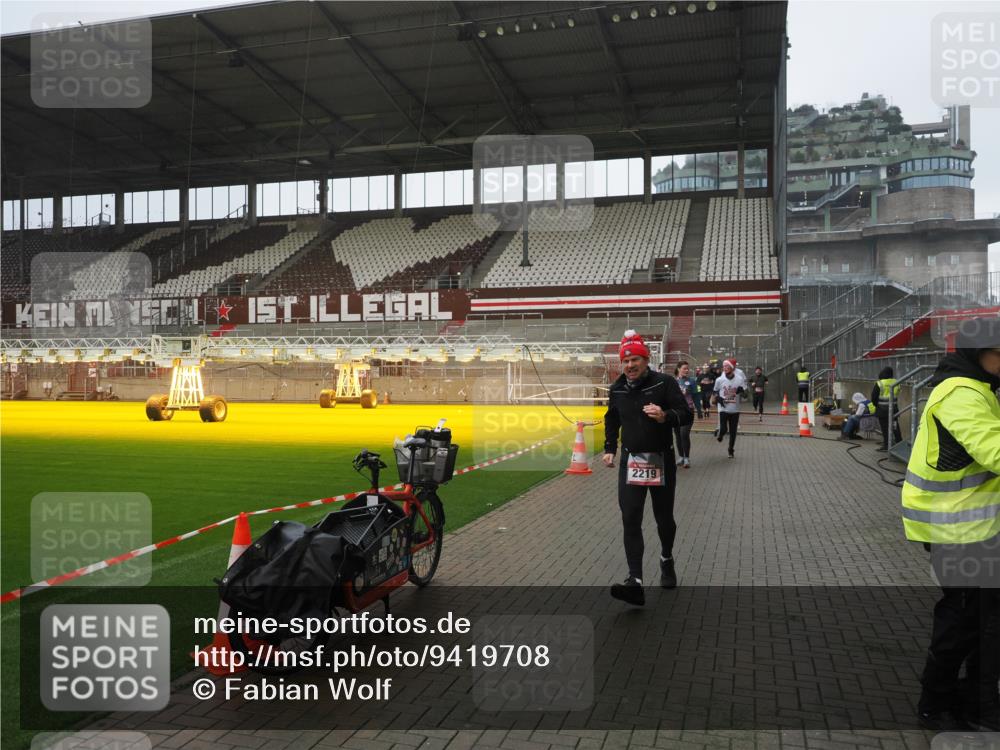 07.12.2025 - St. Pauli X-Mass-Run No. 15 Fabian Wolf http://msf.ph/oto/9419708 07.12.2025 11:33:54 Ziel 229, 239, 2056, 2219, 3139, 3549, 3601, 3737, 3740, 4844 meine-sportfotos.de