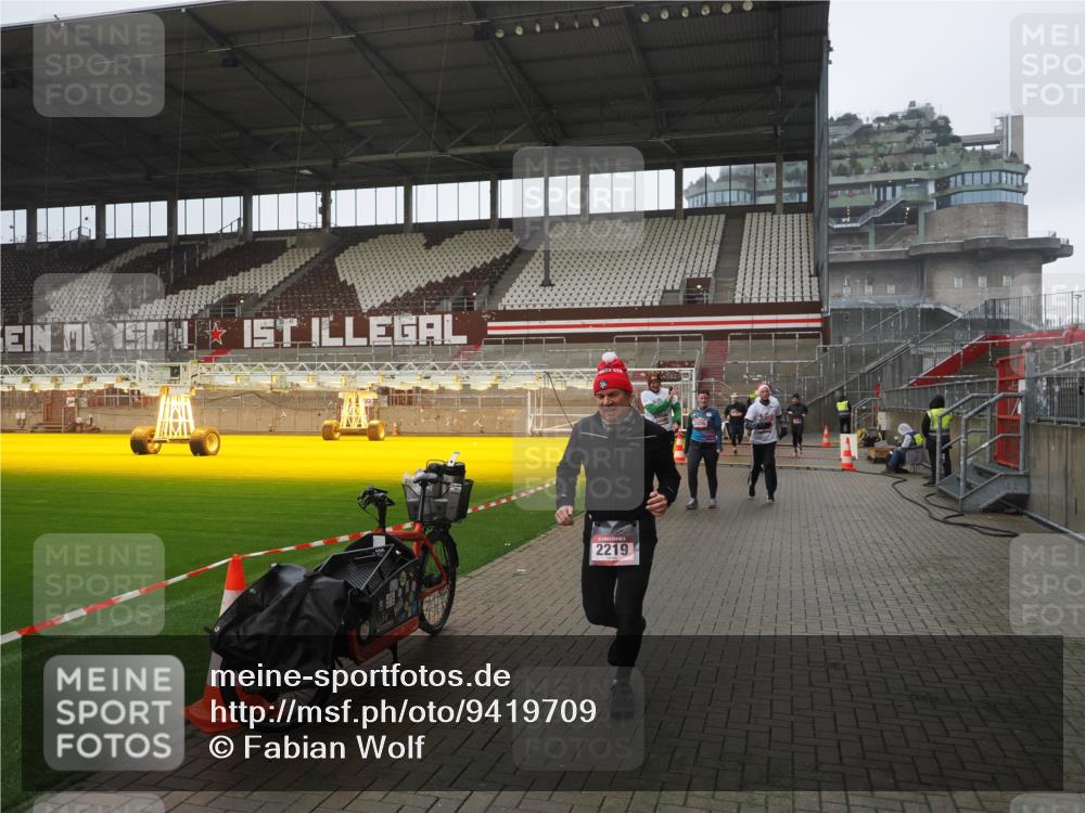 07.12.2025 - St. Pauli X-Mass-Run No. 15 Fabian Wolf http://msf.ph/oto/9419709 07.12.2025 11:33:54 Ziel 229, 239, 2056, 2219, 3139, 3549, 3601, 3737, 3740, 4844 meine-sportfotos.de