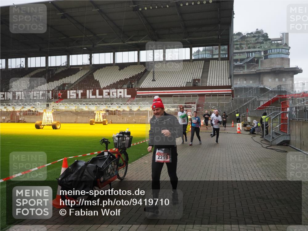 07.12.2025 - St. Pauli X-Mass-Run No. 15 Fabian Wolf http://msf.ph/oto/9419710 07.12.2025 11:33:54 Ziel 229, 239, 2056, 2219, 3139, 3549, 3601, 3737, 3740, 4844 meine-sportfotos.de