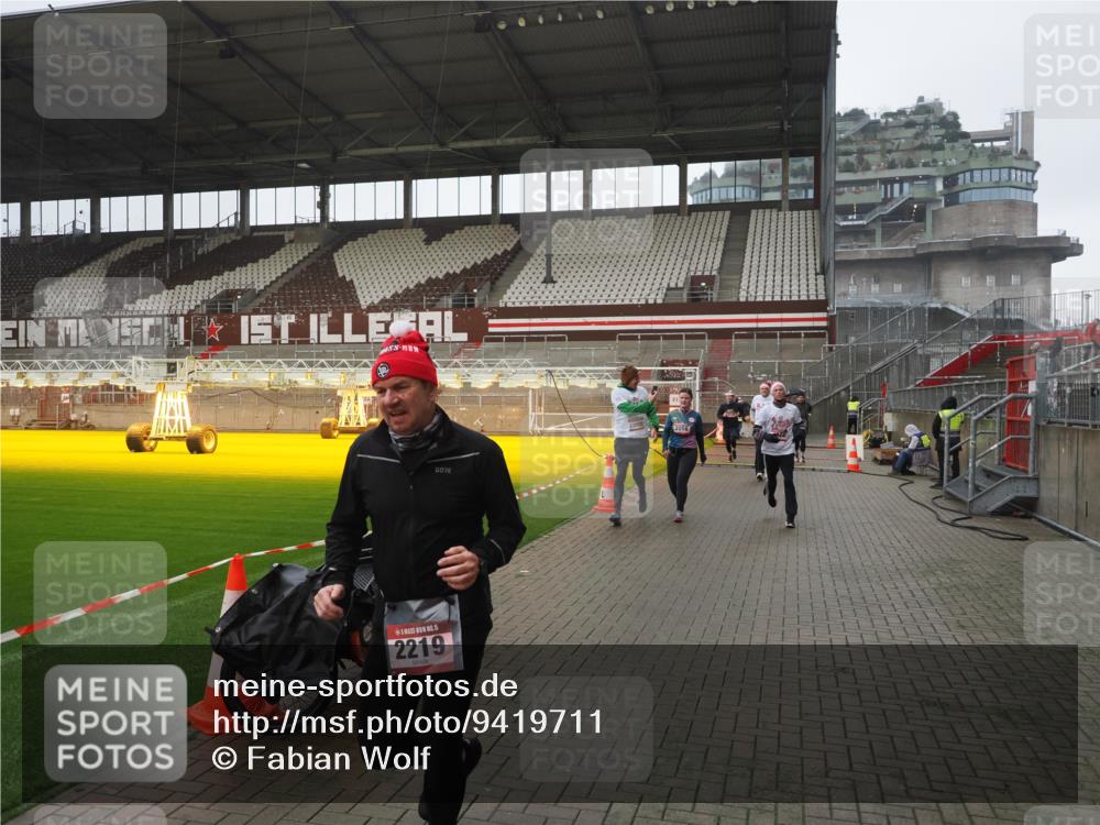 07.12.2025 - St. Pauli X-Mass-Run No. 15 Fabian Wolf http://msf.ph/oto/9419711 07.12.2025 11:33:55 Ziel 229, 239, 2056, 2219, 3139, 3549, 3601, 3737, 3740, 4844 meine-sportfotos.de